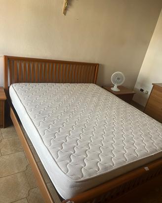 camera da letto in buone condizioni………………..