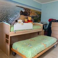 Letto a sopplaco con mensola