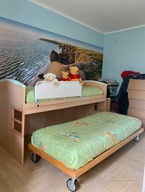 Letto a sopplaco con mensola