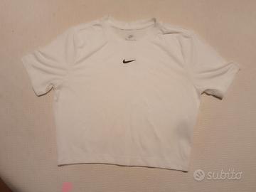 T-shirt Nike Sportswear Essential "Crop Top". (S)