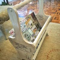 Portariviste in legno shabby chic bianco decorato