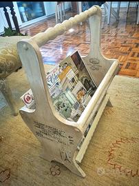 Portariviste in legno shabby chic bianco decorato