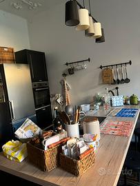 Cucina con elettrodomestici