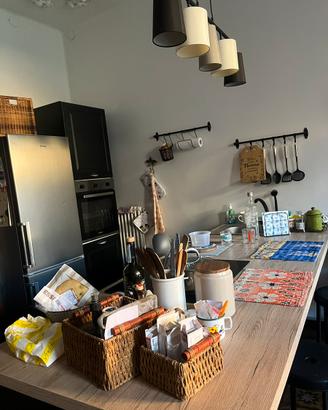 Cucina con elettrodomestici