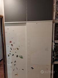 Armadio con ante scorrevoli + armadiatura superior