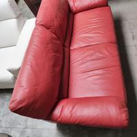 Divano rosso 2 posti tenuto benissimo