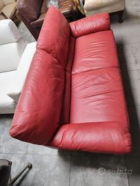 Divano rosso 2 posti tenuto benissimo