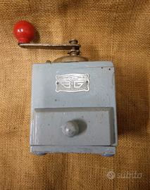 macina caffè in acciaio antico