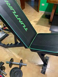 Panca  con bilanciere e pesi