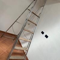 Scala pieghevole in metallo e legno a 5 gradini