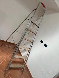 Scala pieghevole in metallo e legno a 5 gradini