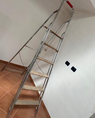 Scala pieghevole in metallo e legno a 5 gradini