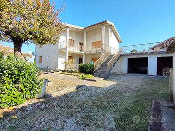Appartamento tricamere con terrazze, garage e g...