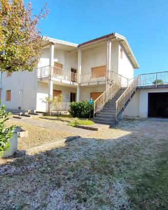 Appartamento tricamere con terrazze, garage e g...