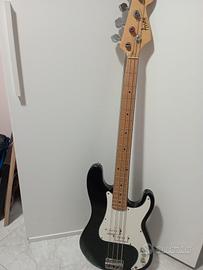 basso elettrico Arrow ed amplificatore Rok Axe