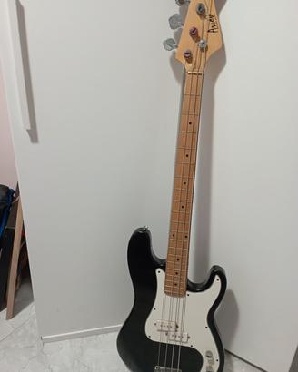 basso elettrico Arrow ed amplificatore Rok Axe