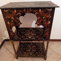 Mobile con ripiani a giorno tipo etnico