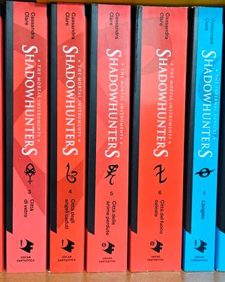 Shadowhunters serie completa più tre volumi extra.