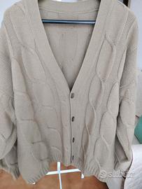 due cardigan scollo a V con bottoni