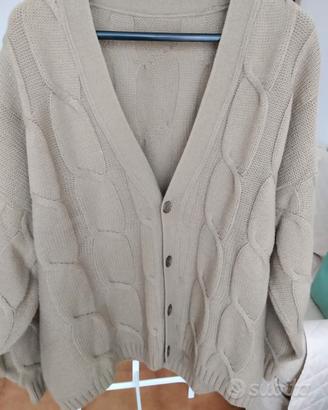 due cardigan scollo a V con bottoni