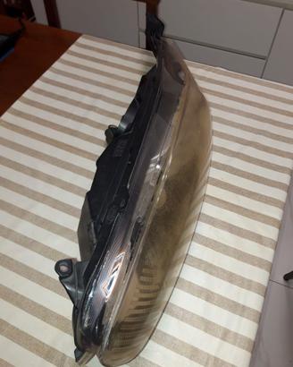 FARO ANTERIORE SINISTRO FORD FIESTA 2015