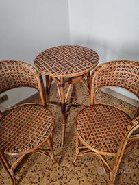 Arredo da giardino tavolino è poltroncine .