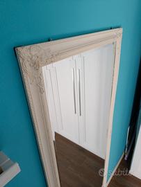 Specchio con cornice bianca decorata