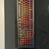 PC da gaming con mouse e tastiera