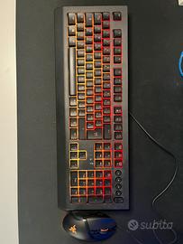 PC da gaming con mouse e tastiera