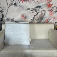 Divano tre posti con 4 cuscini arredo