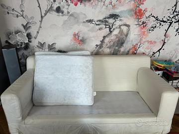 Divano tre posti con 4 cuscini arredo