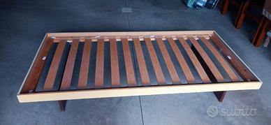 letto singolo in legno con rete a doghe