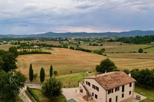 Rustico / Casale di 356 m² con più di 5 locali a M