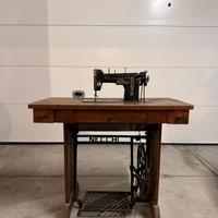 Macchina da cucire necchi