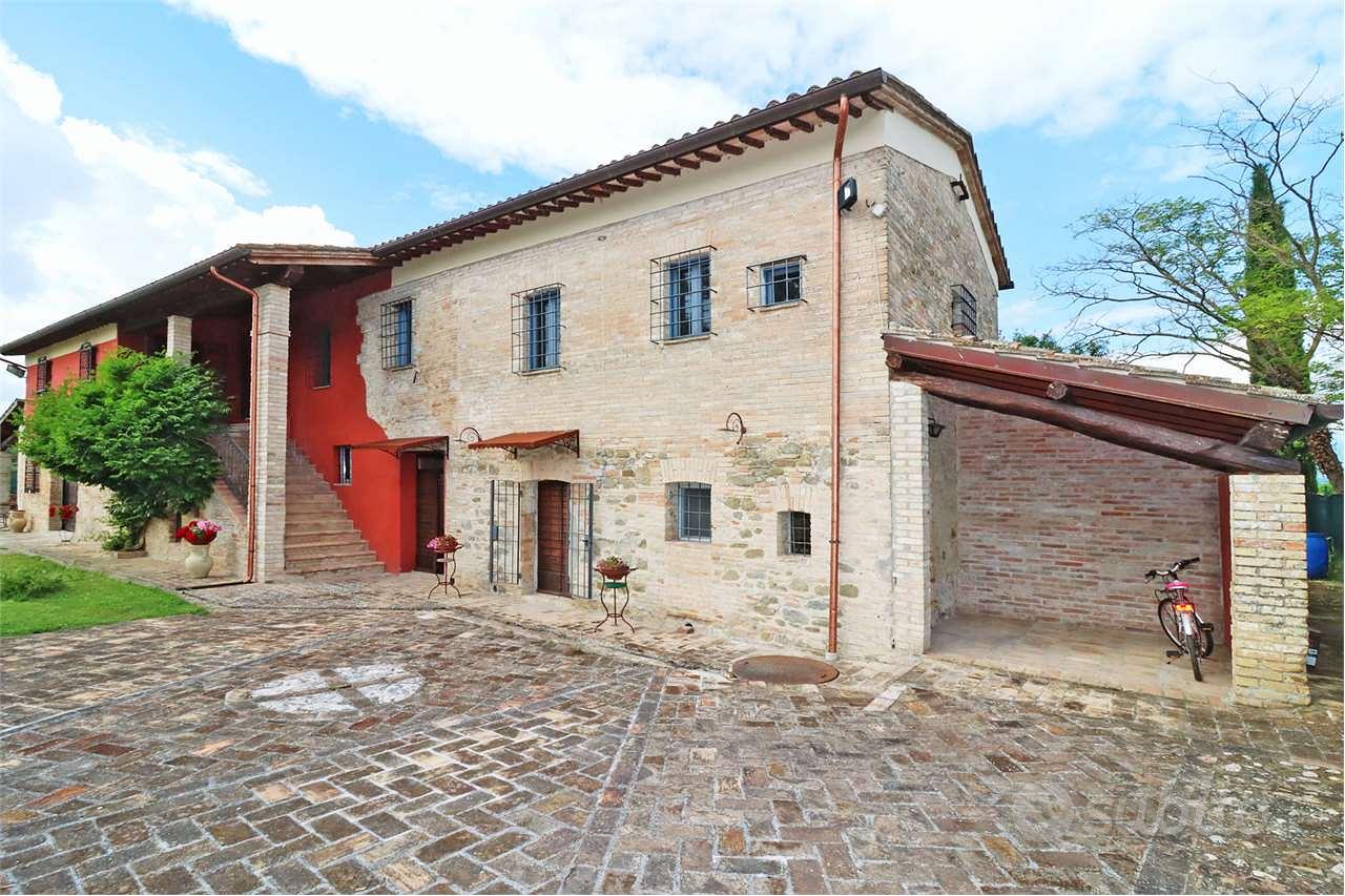 SPLENDIDO CASALE CON GIARDINO ESCLUSIVO - Vista 3