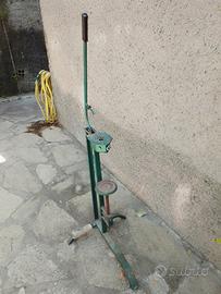 attrezzo per mettere i tappi 