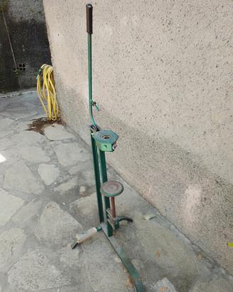 attrezzo per mettere i tappi 