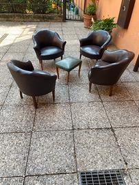 Poltroncine in pelle e sgabello