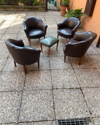 Poltroncine in pelle e sgabello
