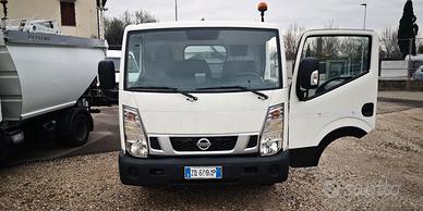 Nissan NT 400 per raccolta rifiuti patente B