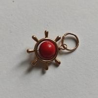 ciondolo in oro giallo e corallo rosso 