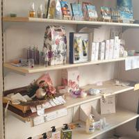 Ripiani in legno e barre verticali a cremagliera