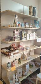 Ripiani in legno e barre verticali a cremagliera