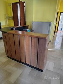 Bancone Reception in Noce Massello.