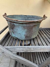 Grandi vasi antichi  in rame .