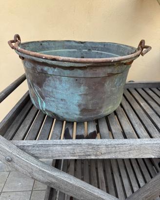 Grandi vasi antichi  in rame .