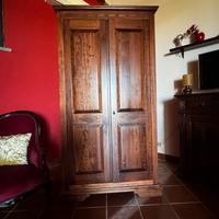 Armadio in legno massello scuro antico con chiave