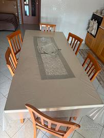 Tavolo da pranzo con sei sedie