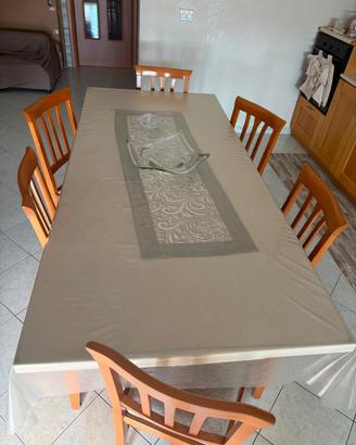 Tavolo da pranzo con sei sedie