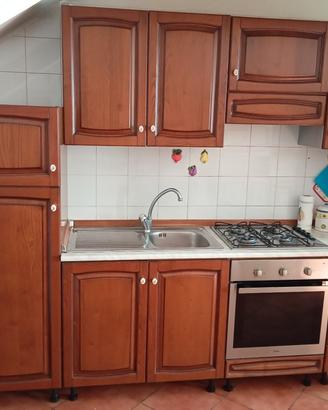 Cucina completa con ante in legno